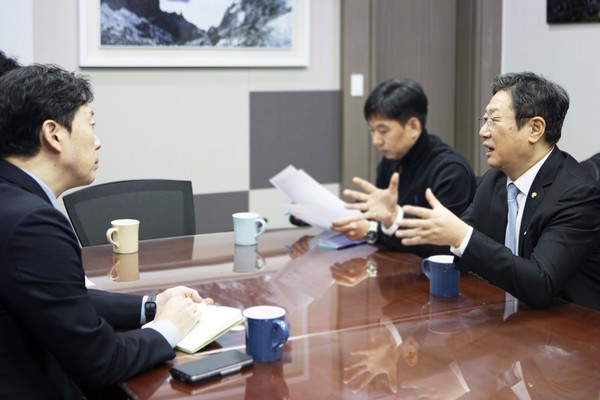 황희 의원(오른쪽)이 윤형중 한국공항공사 사장과 간담회를 갖고 있다. ⓒ황희 의원실