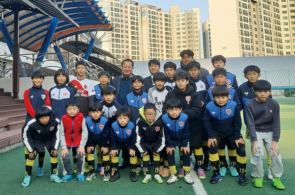 동대문구의회 정성영 부의장과 장성운 의원이 전농초등학교 축구부를 방문해 기념 촬영한 모습.