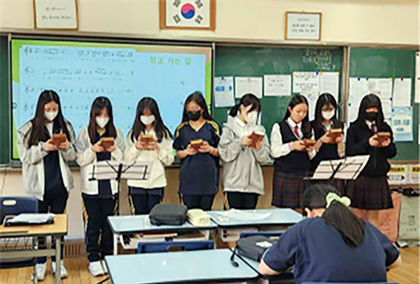 '우리마을 교육멘토단' 장평중학교 칼림바 수업 모습.