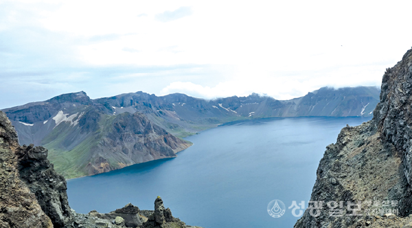 북쪽(북파)에서 바라 본 백두천지<br>