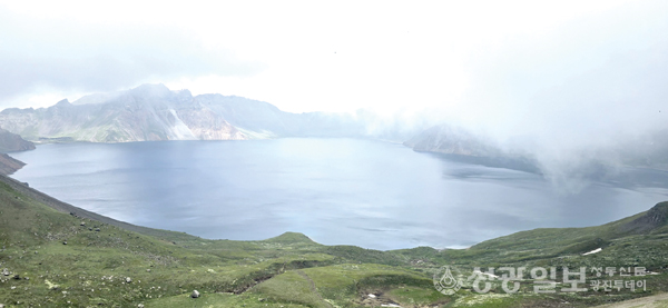 서쪽(서파)에서 바라 본 백두천지<br>